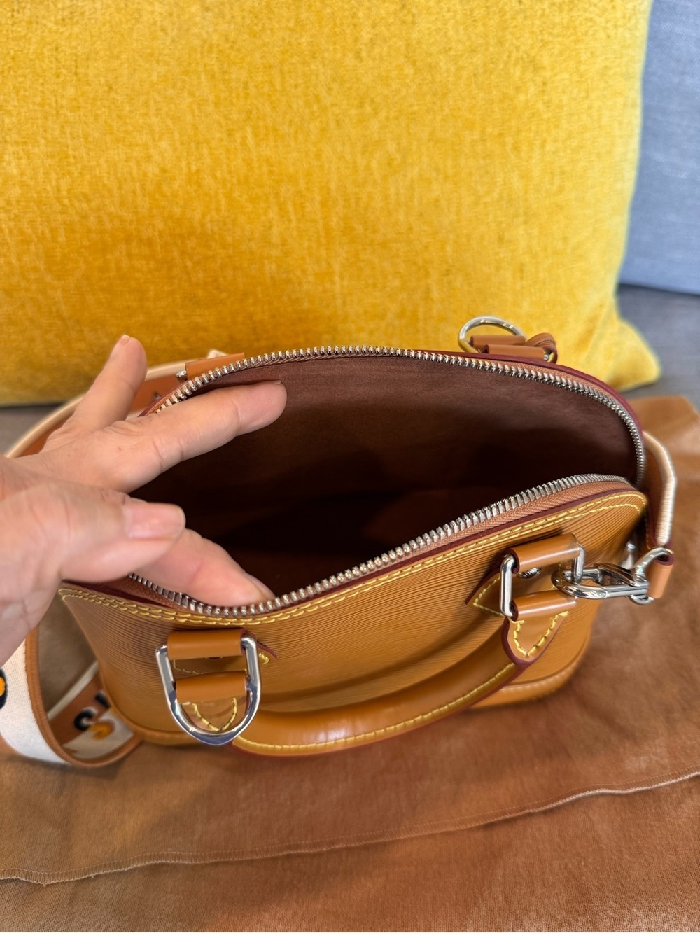 Louis Vuitton Epi Jacquard Alma BB limited edition color in Honey Gold. - Picture 6 of 11
